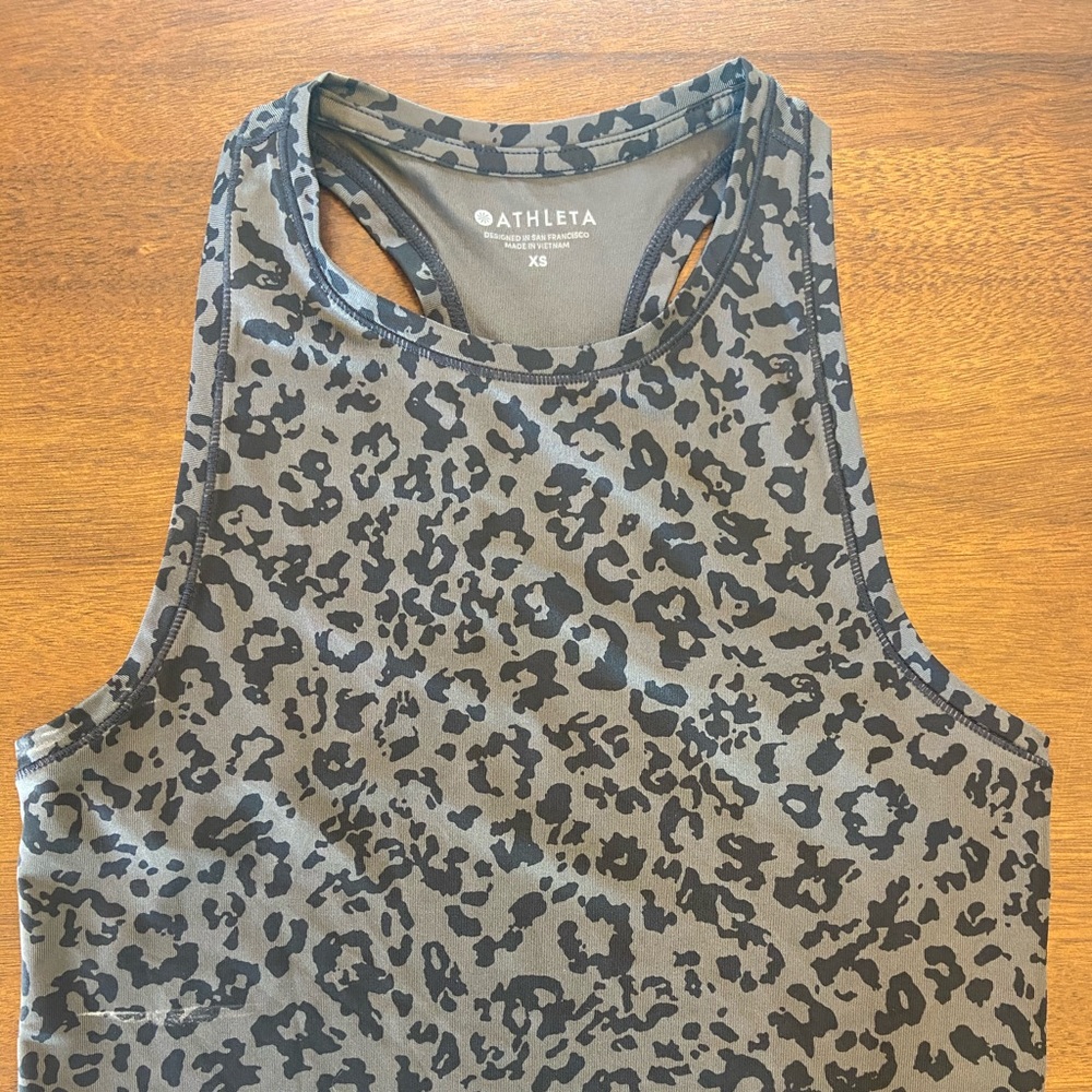 Athleta XS cropped leopard top